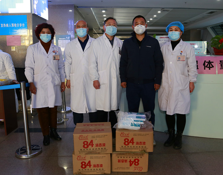 西山居民郝岩岗先生捐赠的 84消毒液4箱，医用口罩200个.jpg