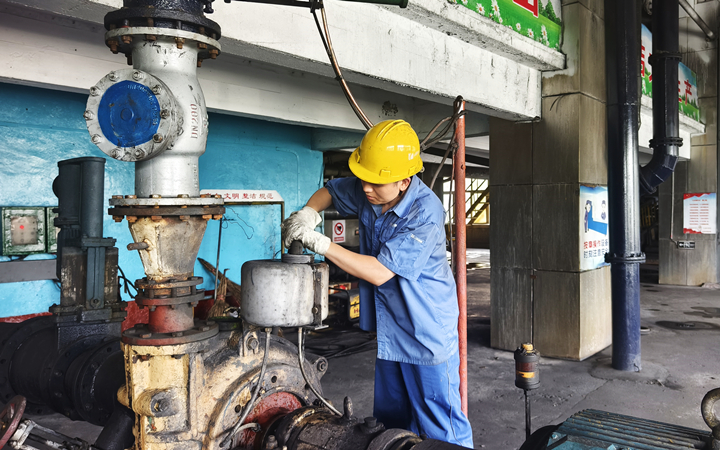 主洗车间生产队职工检查渣浆泵机封水液位_副本.jpg