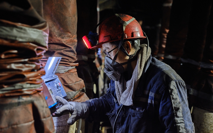 山西焦煤西山煤电斜沟矿井下智能工作面支架工在操控联动电子液压支架 作者 郝国华_副本.jpg