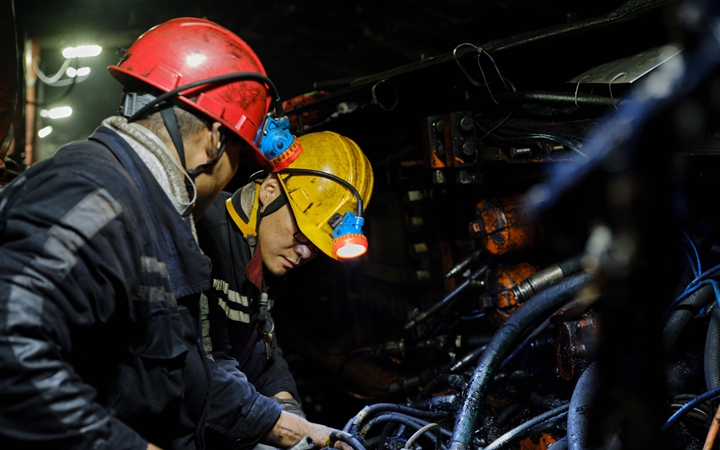 山西焦煤西山煤电斜沟矿智能化综采工作面电工正在检修采煤机电液控 作者 郝国华_副本.jpg