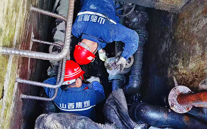 维修队-检修暖气阀门 (4)_副本.jpg